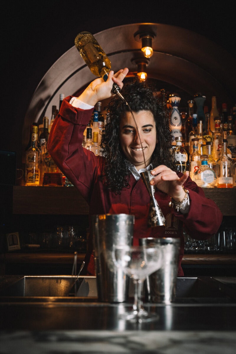 Bartender schenkt cocktail in bij Door74