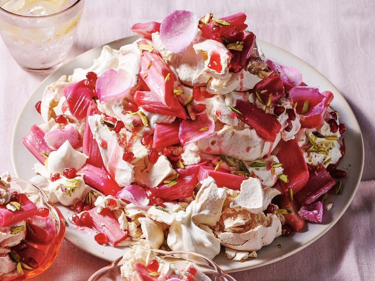 Eton mess met rabarbersiroop, geroosterde rabarber, granaatappelpitten, pistache en rozen