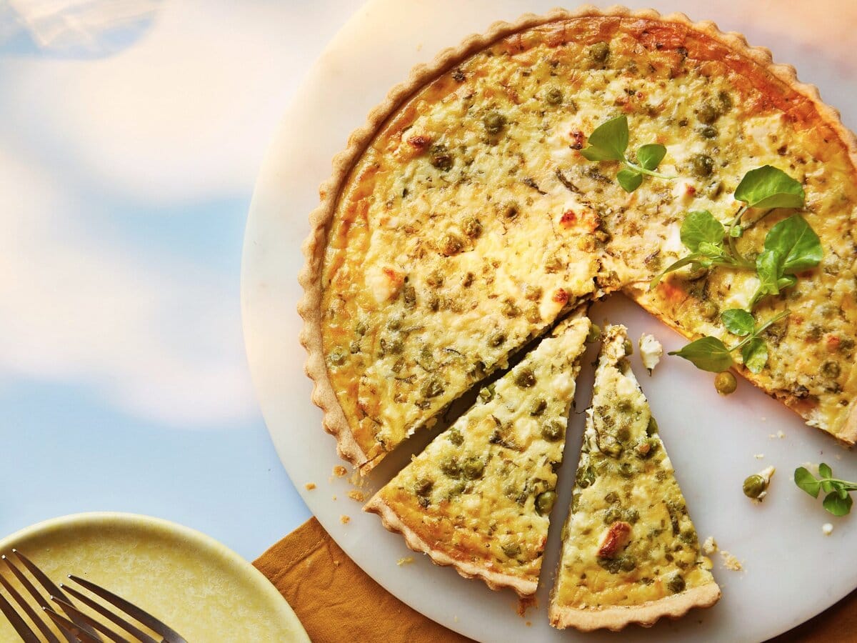 Fetaquiche met erwten, in een paar punten gesneden