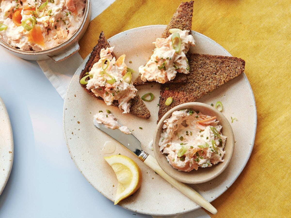 Forelrillette met lente-ui en bieslook, geserveerd met roggetoast en citroenpartjes
