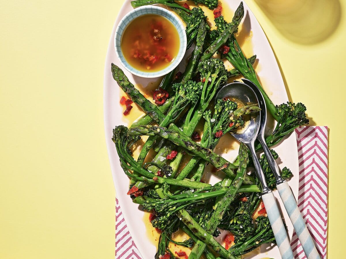 Gegrilde asperges en aspergebroccoli met chilidressing en zeezout