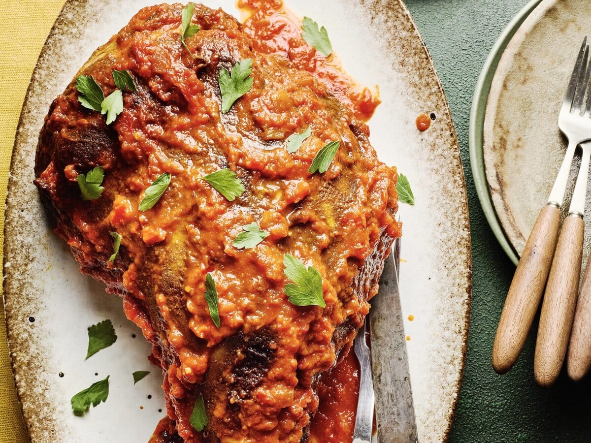 Geroosterd lam met zoete ­puntpaprika saus en koriander