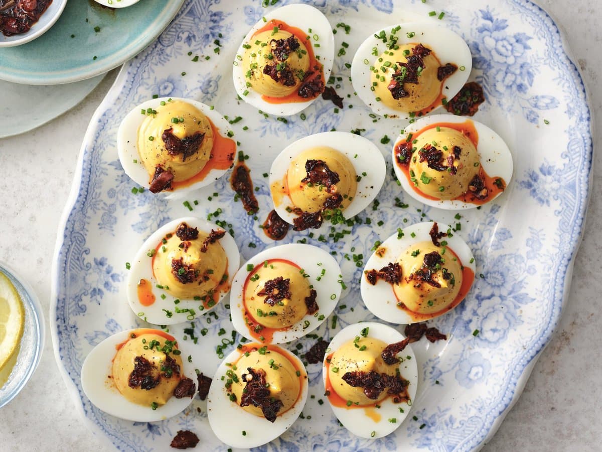 Gevulde eieren met crispy chiliolie en bieslook erover