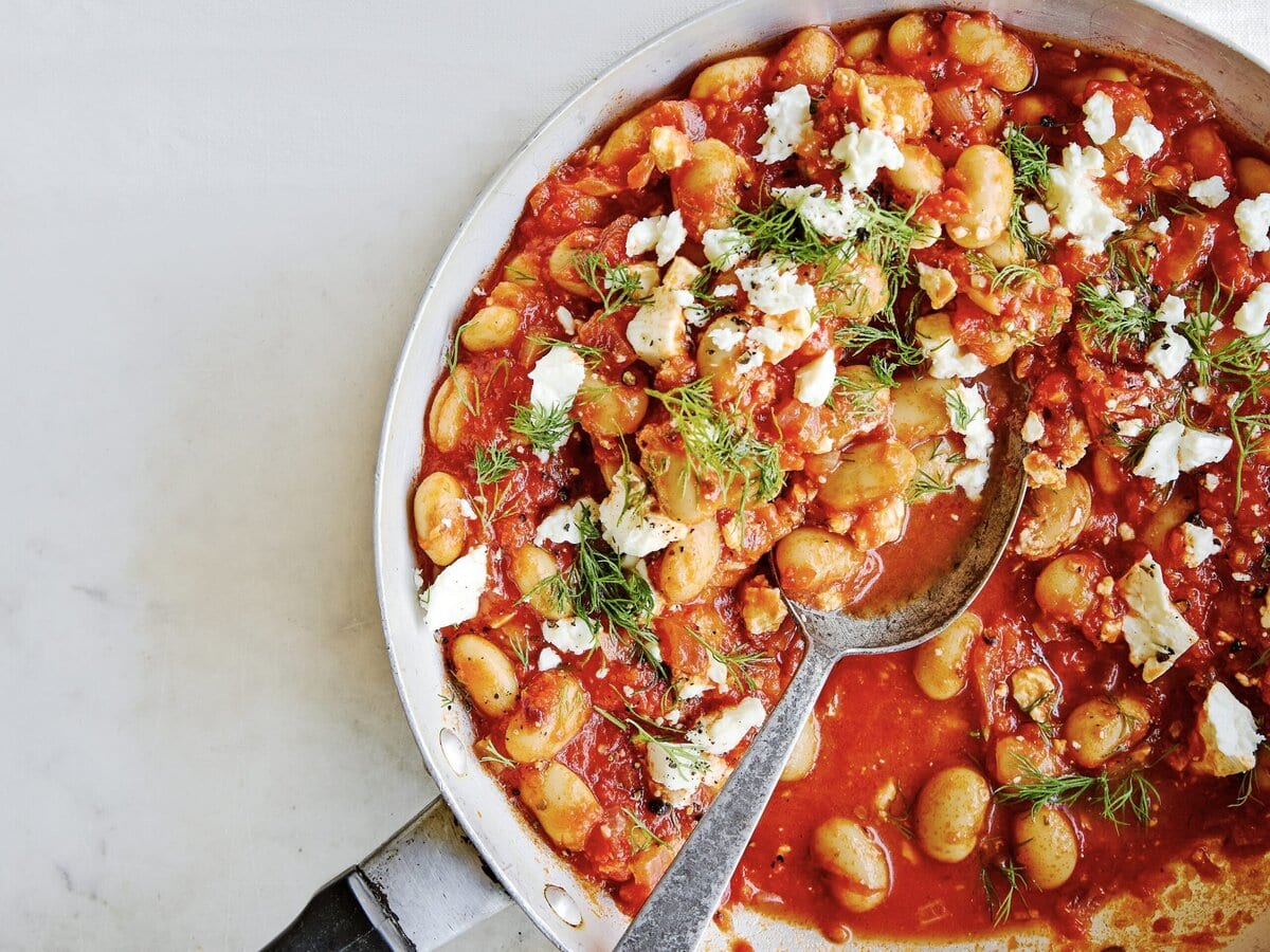 Griekse bonen met feta en dille in tomatensaus