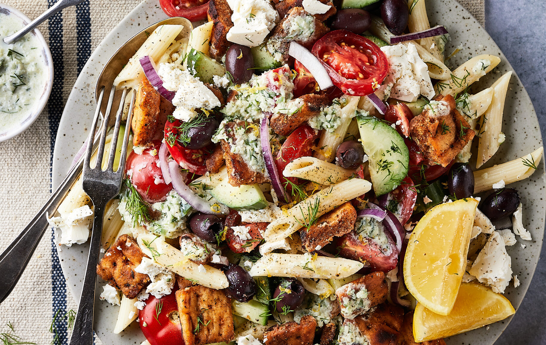 zonnige salade op bord