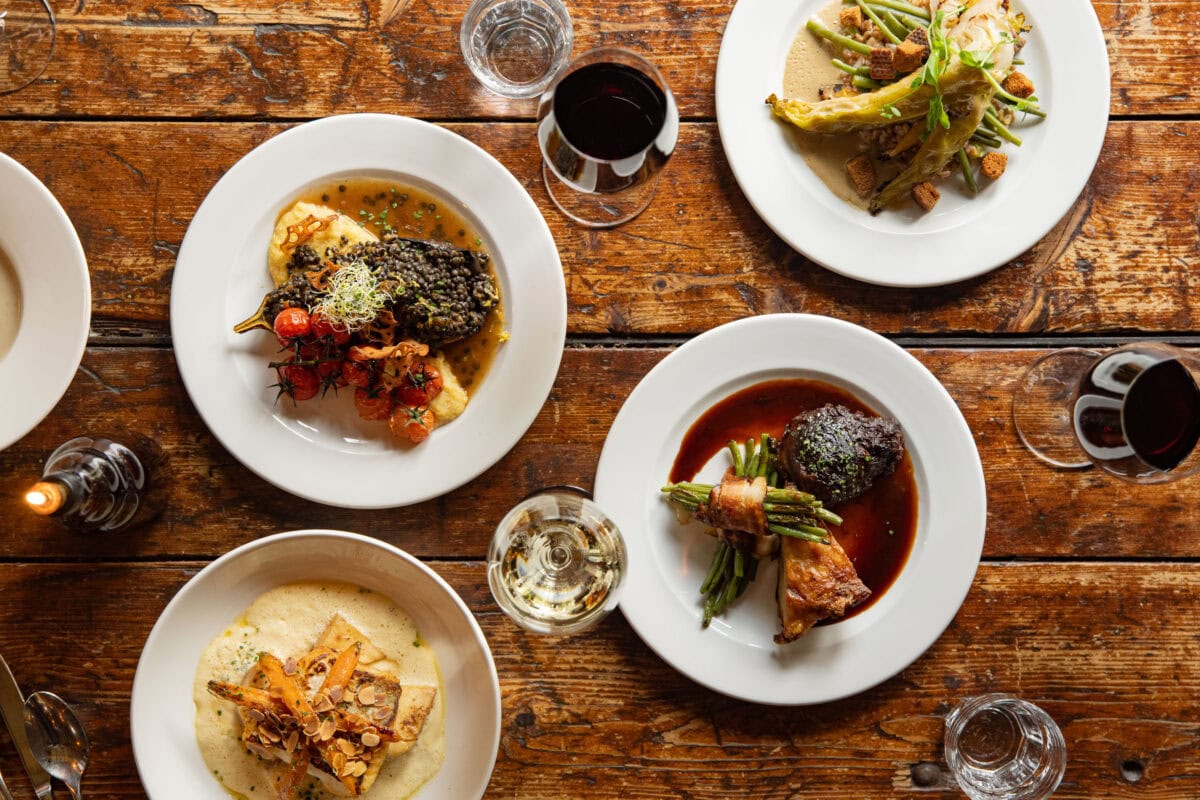 Diverse gerechten op tafel in een restaurant