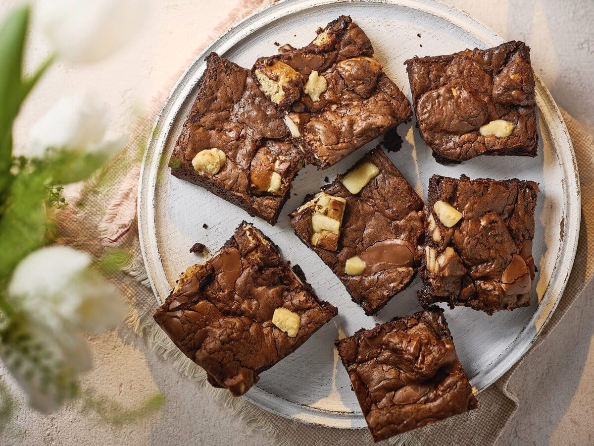 Brownies met stukjes hot-cross-bun in vierkantjes gesneden
