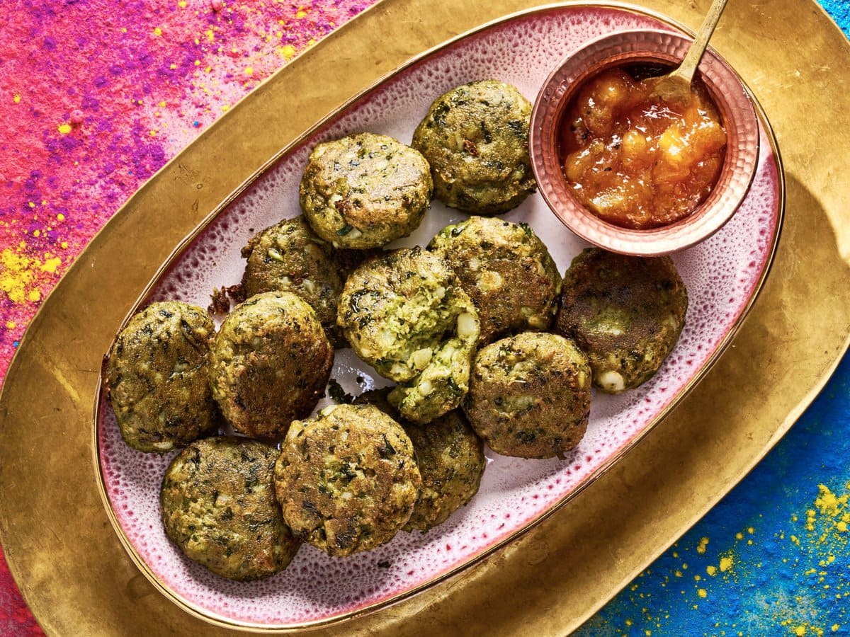 Indiase aardappel-groenteballetjes op een bordje, geserveerd met chutney