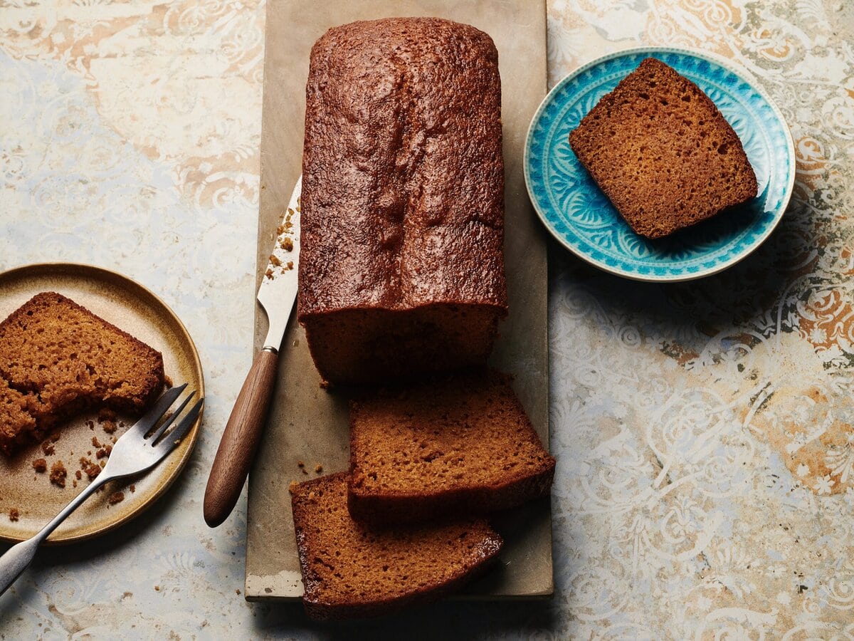 Jamaicaanse gembercake in plakjes