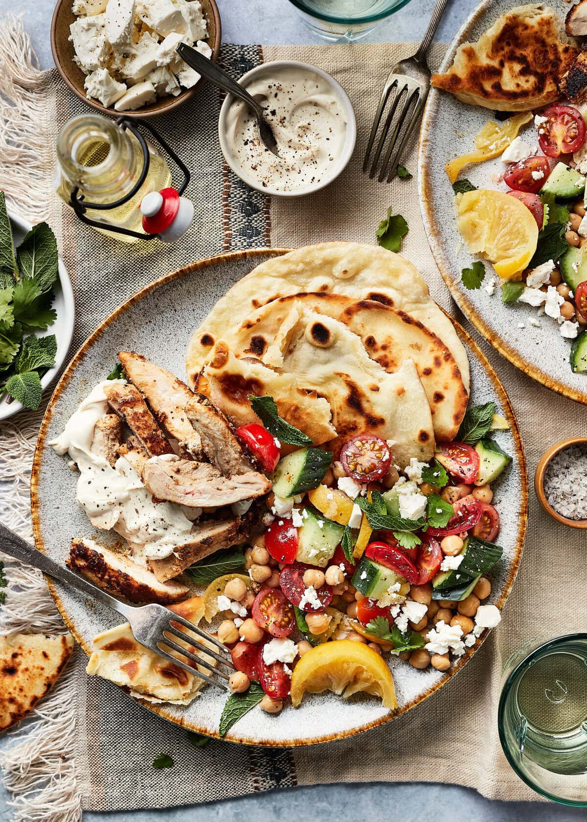 bord met kip in yoghurtmarinade