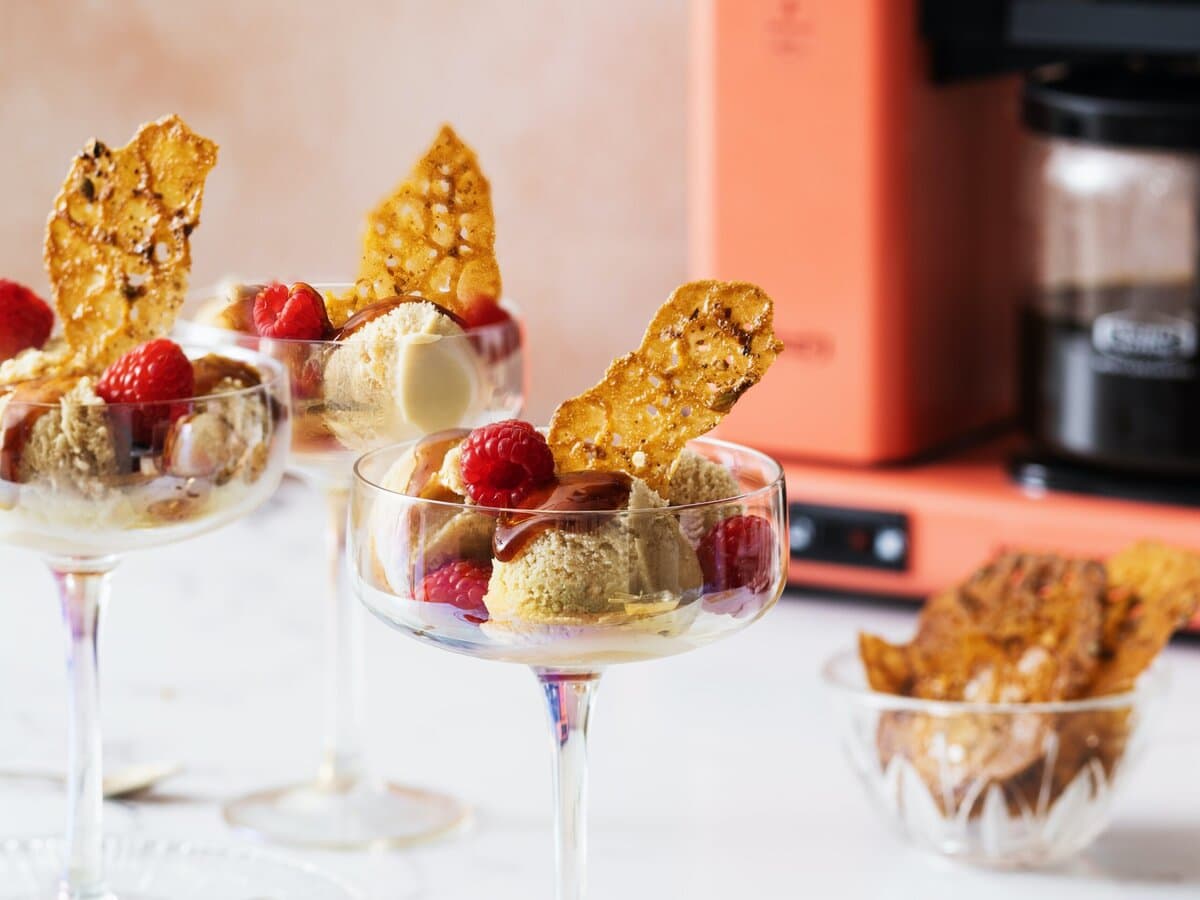 Drie glaasjes koffiesorbet met gezouten koffiekaramel, een kletskop en framboosjes