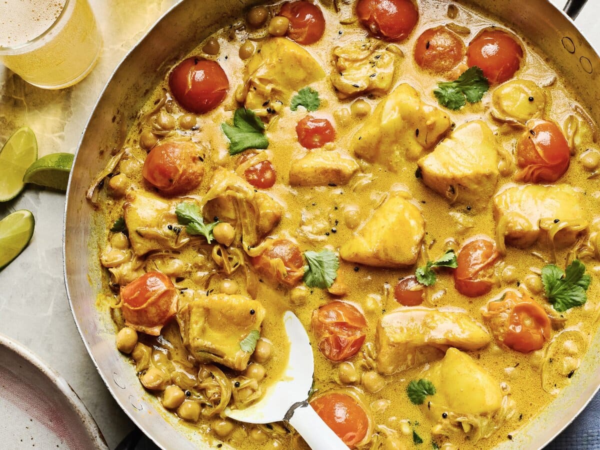 Kokos-viscurry in een pan met tamarindepasta, cherrytomaat, kikkererwt