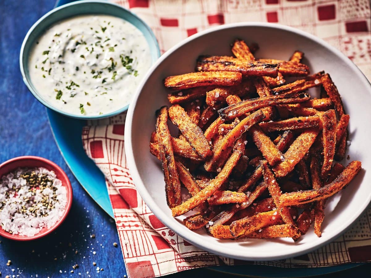Kruidige wortelfrietjes, geserveerd met roomdip