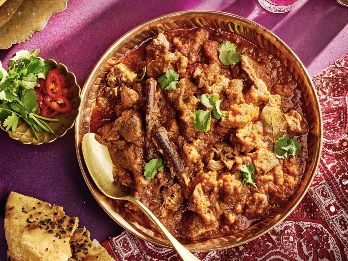 Lamscurry met kaneel en koriander, geserveerd met naan