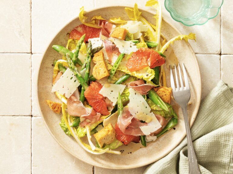 Lentesalade met groene frisse groenten, grapefruit, prosciutto en manchego