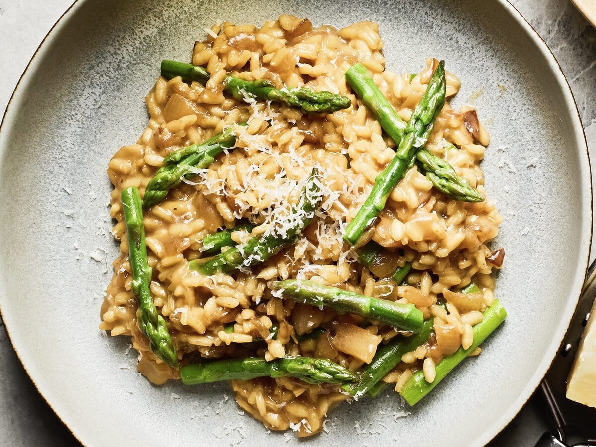 Risotto met asperge en Parmezaanse kaas erover