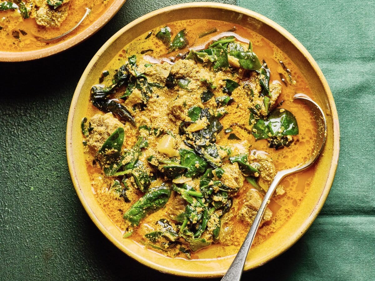 Kom met Nigeriaanse egusisoep met spinazie en lamsvlees