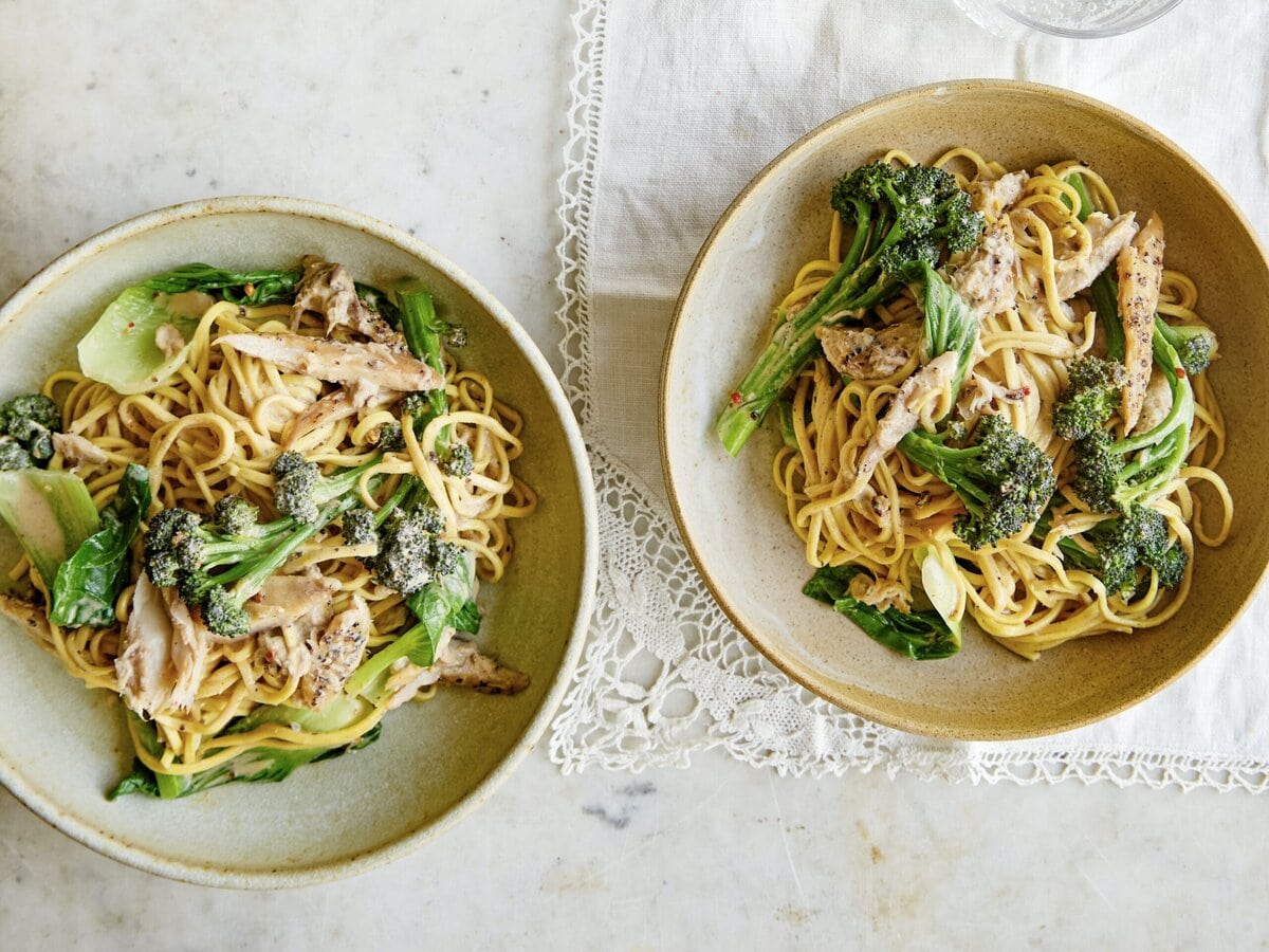 Twee bakjes noedels met szechuanmakreel en broccoli