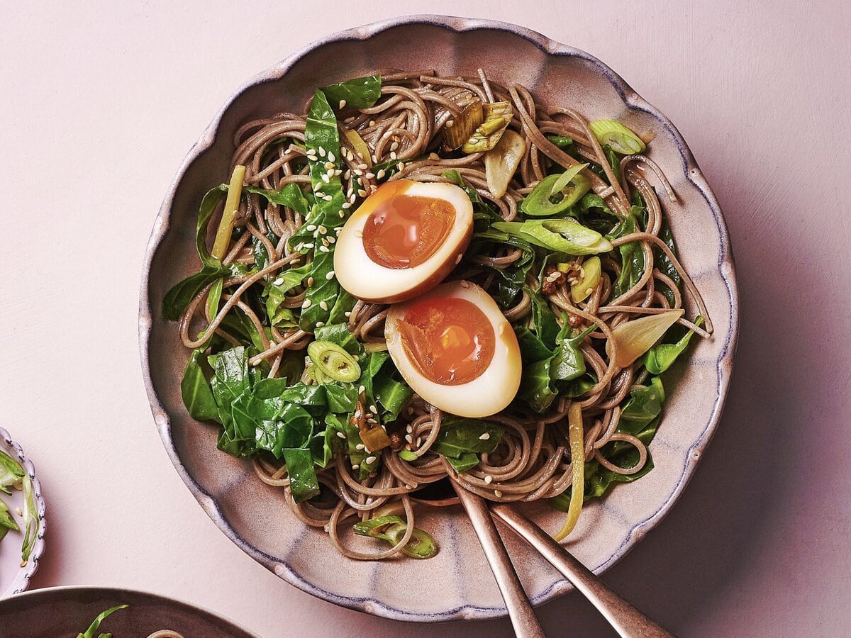 Kom noedels met duizendkoppige kool, lente-ui, sesamzaadjes en Koreaanse eitjes