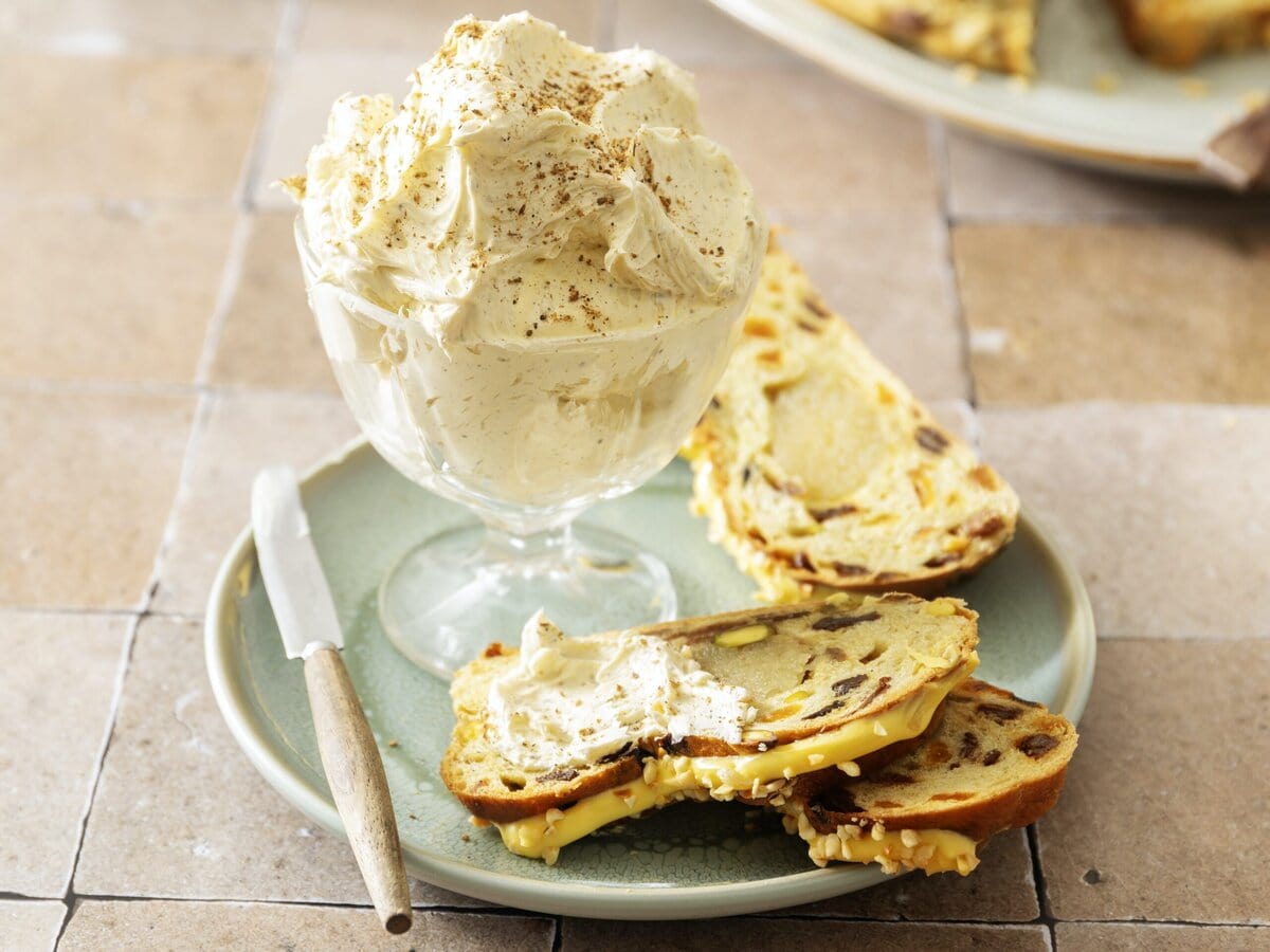 Opgeklopte specerijenboter in een glaasje, geserveerd met feeststol