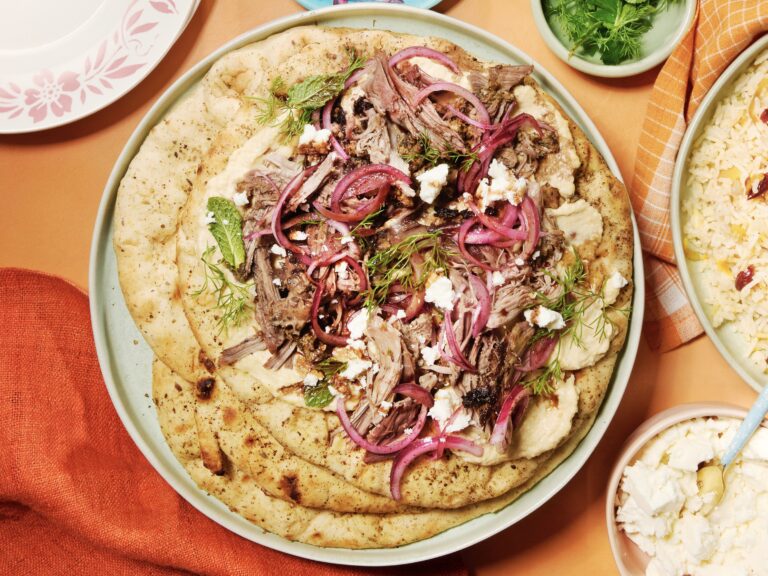 Paaslam met feta-walnootkorst en granaatappelmelasse