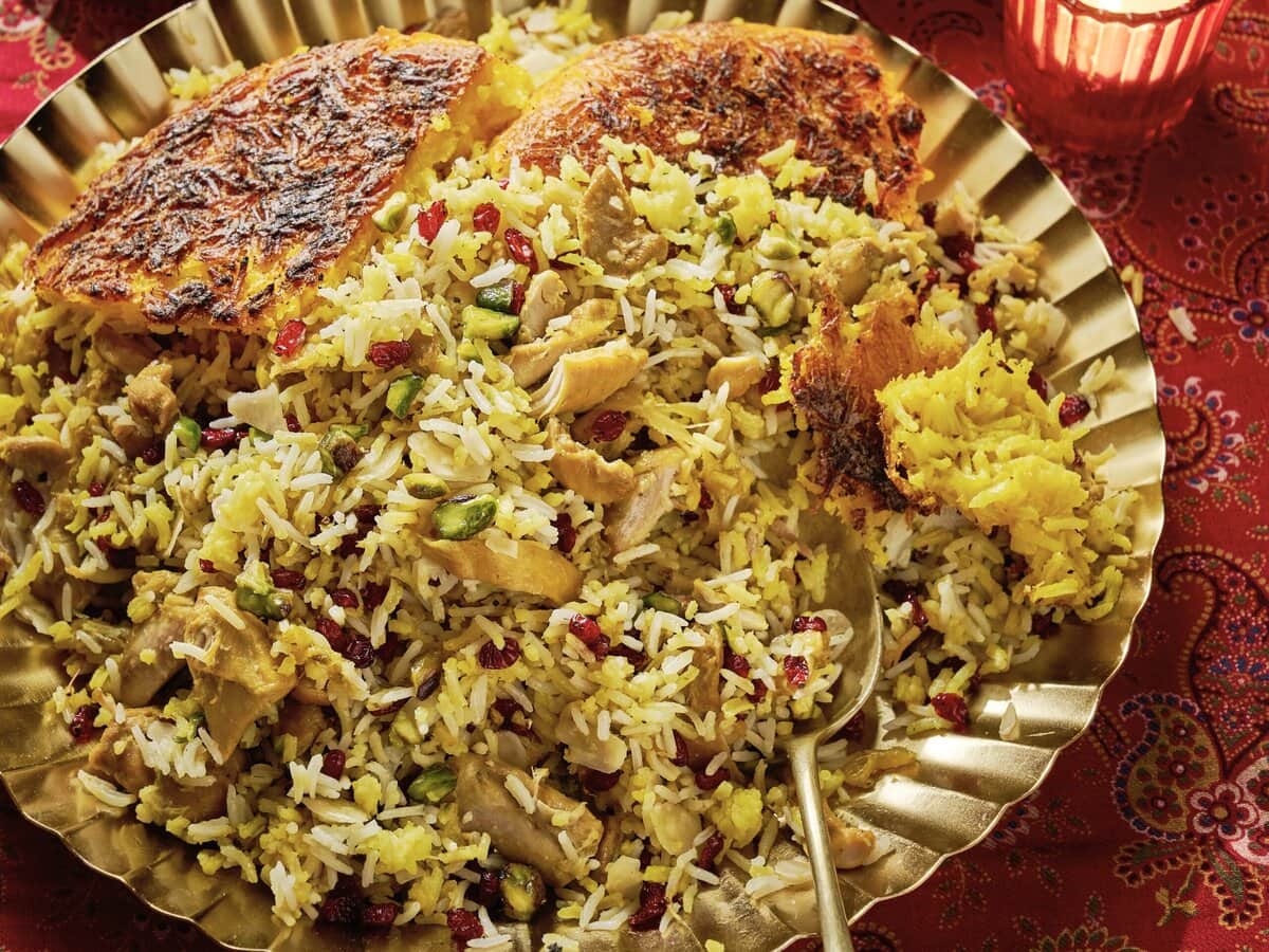 Perzische kip pilav met saffraan, bessen, pistache en krokante rijst