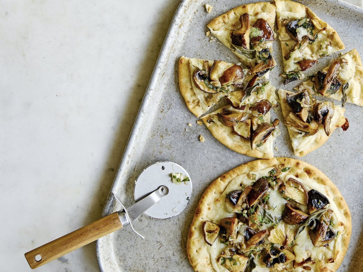 Twee platbroodpizza's met bechamelsaus en knoflookchampignons