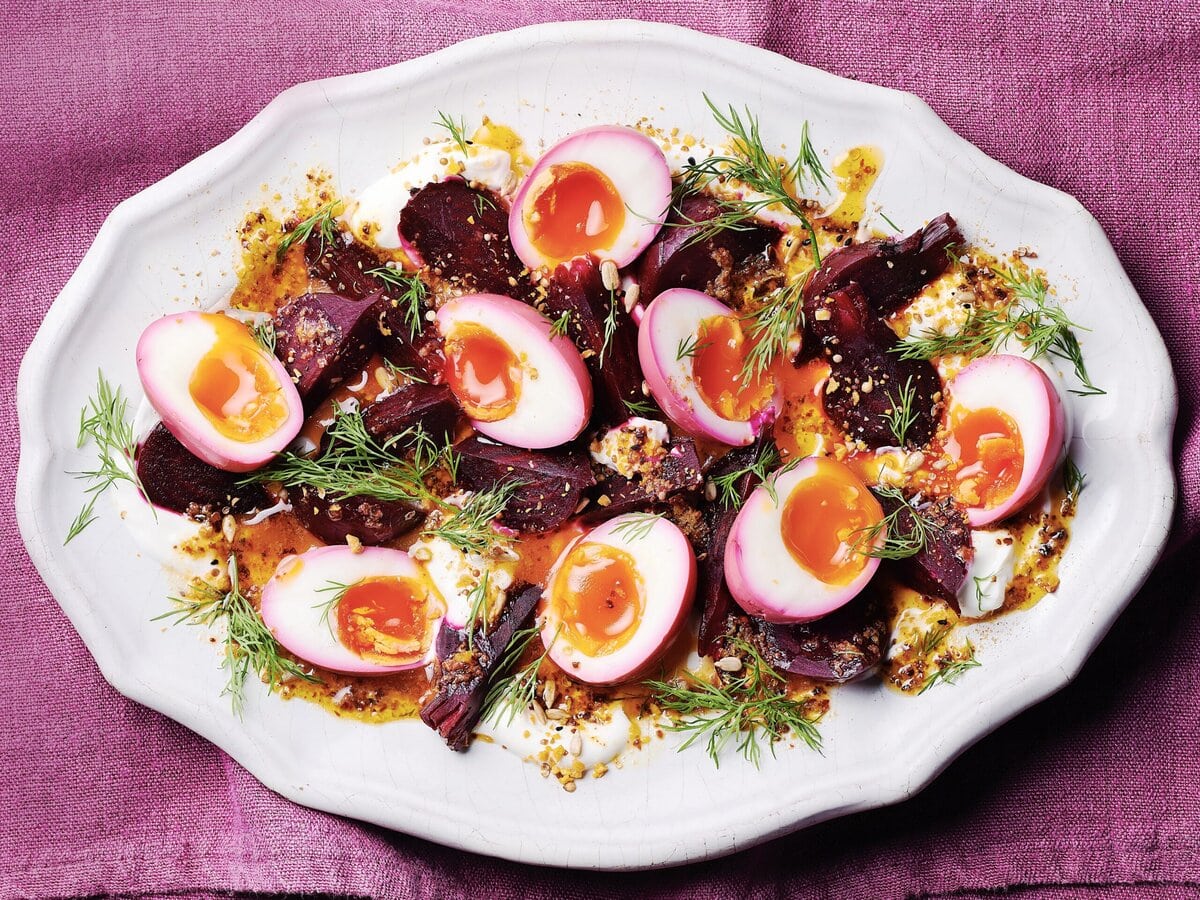 Griekse yoghurt met daarop roze eitjes, bieten en chiliboter