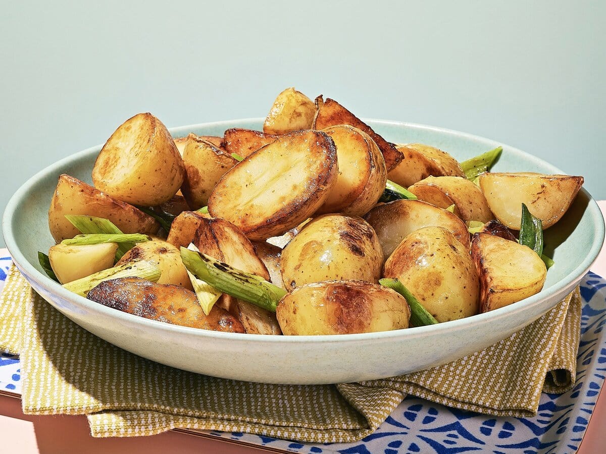 Smoky krieltjes met geblakerde lente-ui van de barbecue