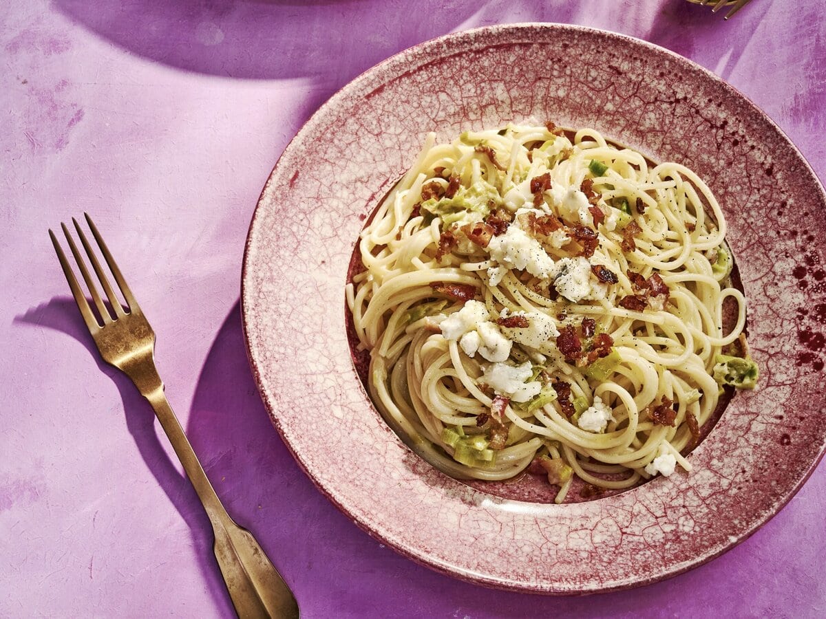 Bord spaghetti met pancetta, prei, gorgonzola en peper