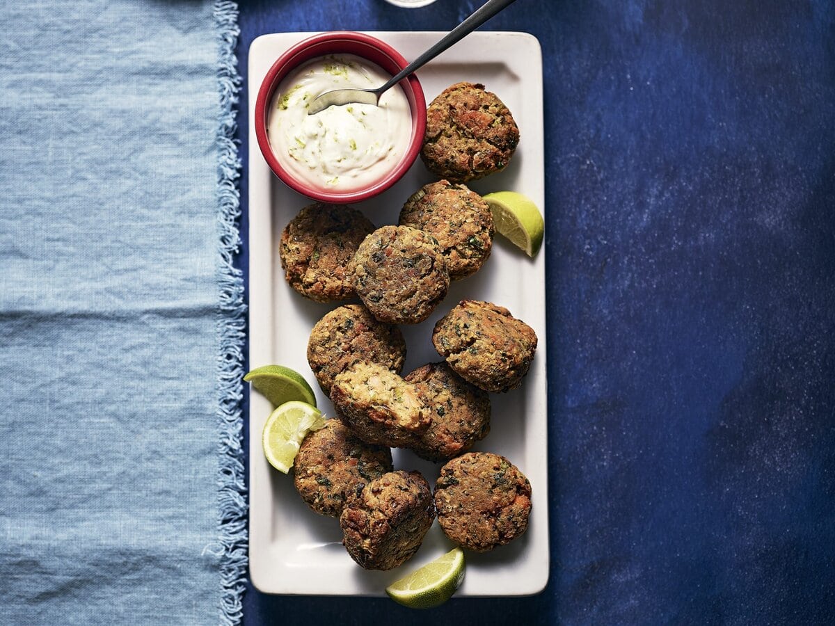 Thaise zalmkoekjes, geserveerd met limoenmayo