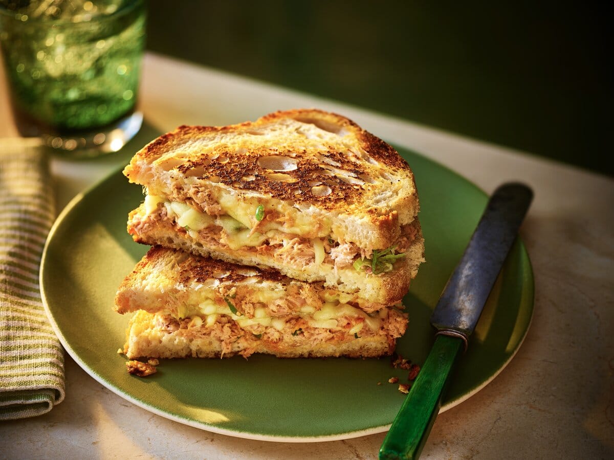 Gestapelde tuna-melt-tosti met gochujang