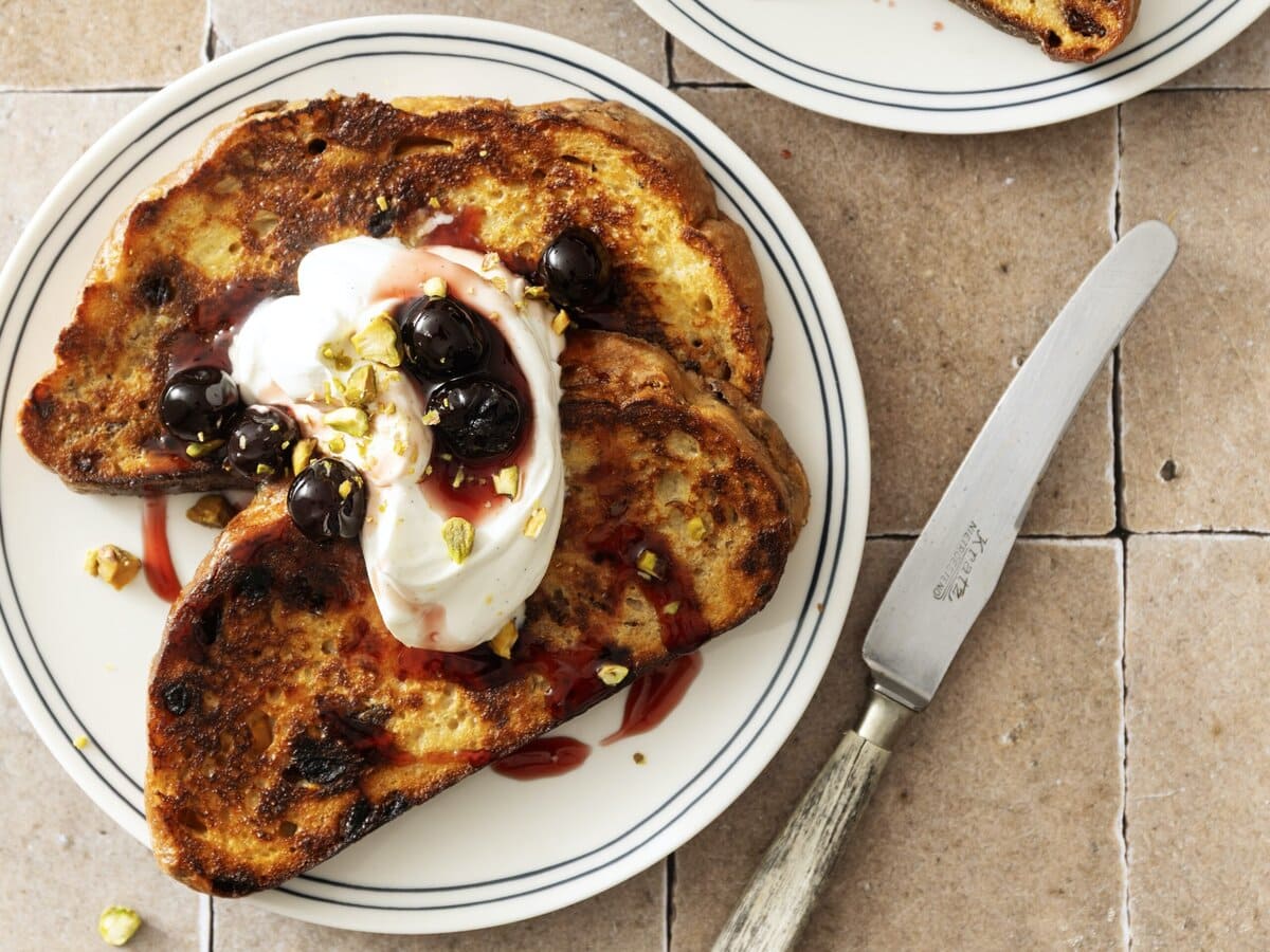 Wentelteefjes met mascarpone, amarenakersen en pistachenootjes