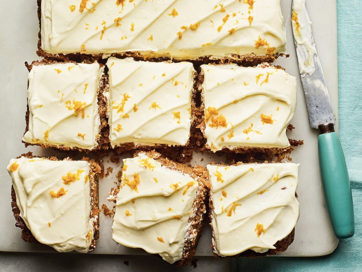 Wortelplaatcake met frosting en sinaasappelschil in stukjes gesneden