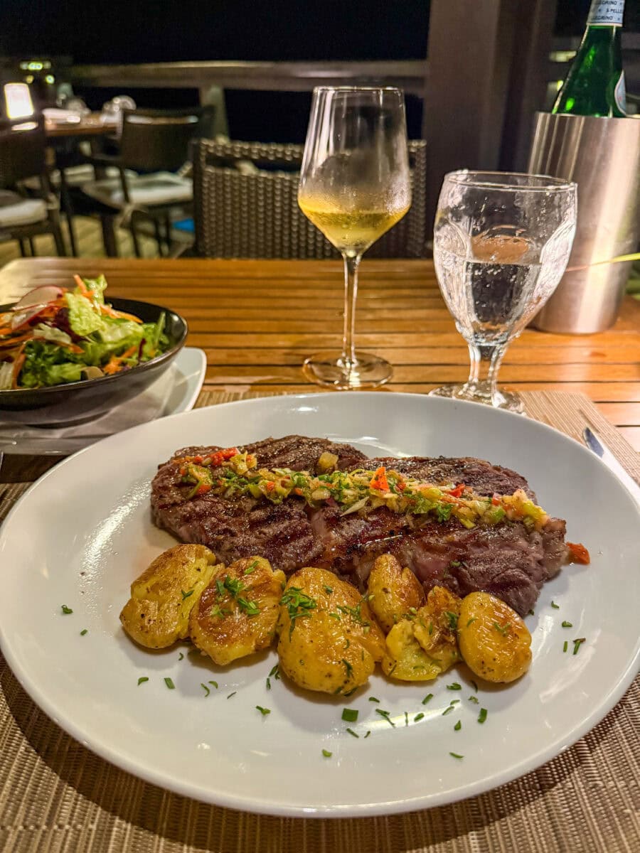 Steak bij Harbour Village op Bonaire