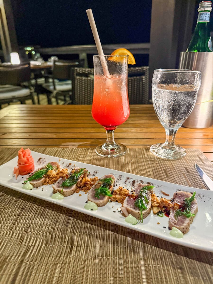 Tonijn tataki bij Harbour Village op Bonaire