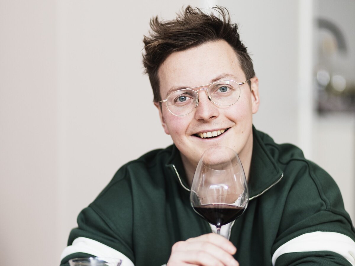 Jan Jaap met glas wijn