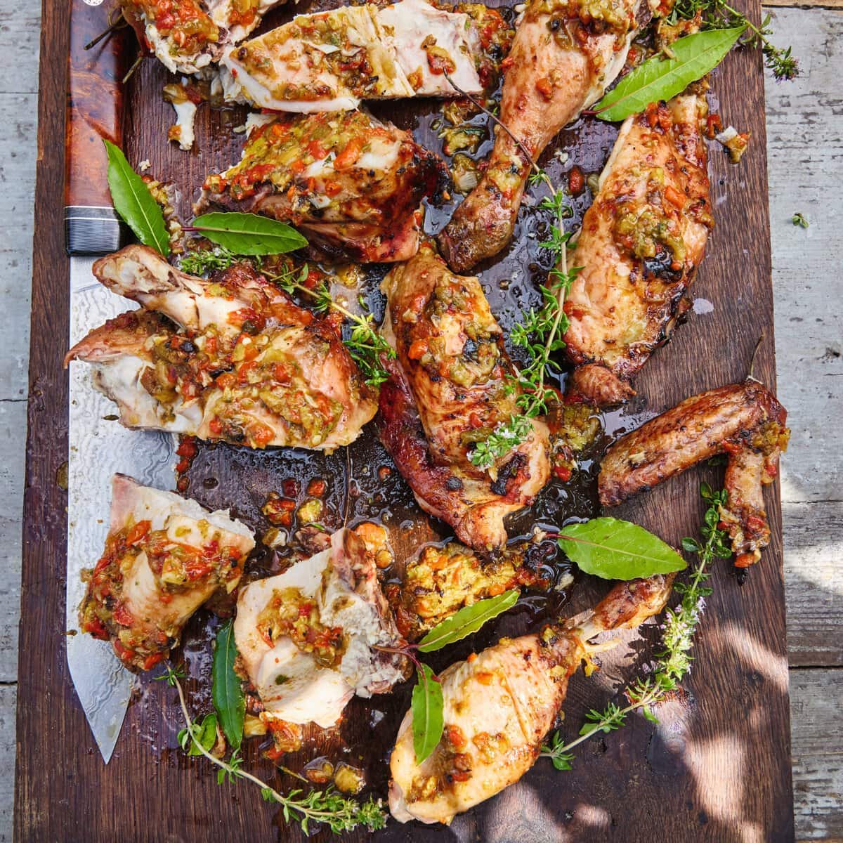 Gegrilde piri piri kip stukken op een houten snijplank