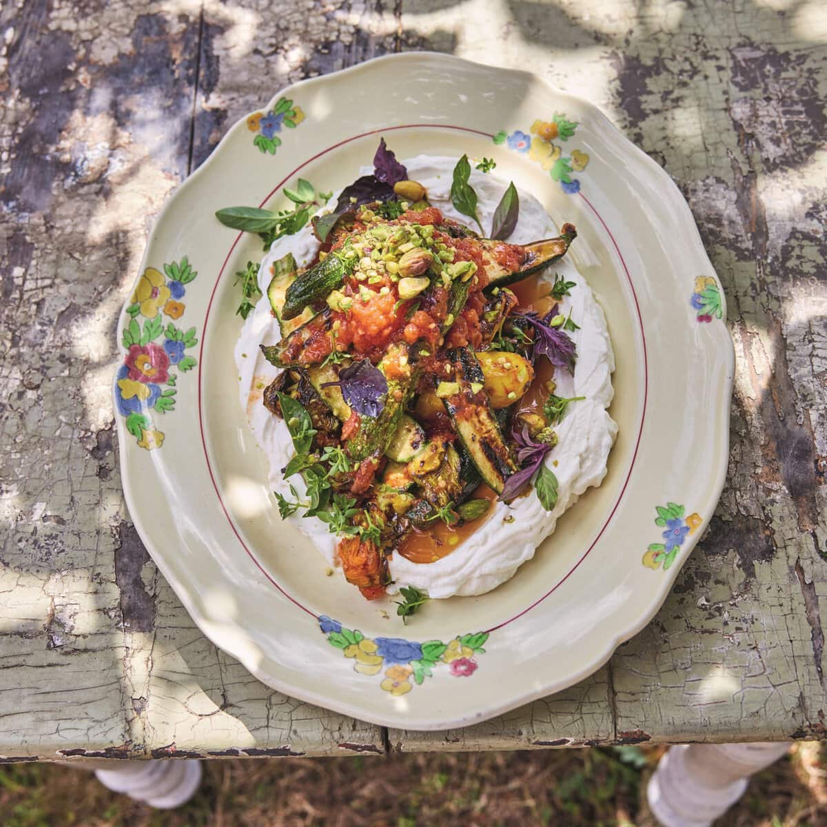 Courgette salade op een bord