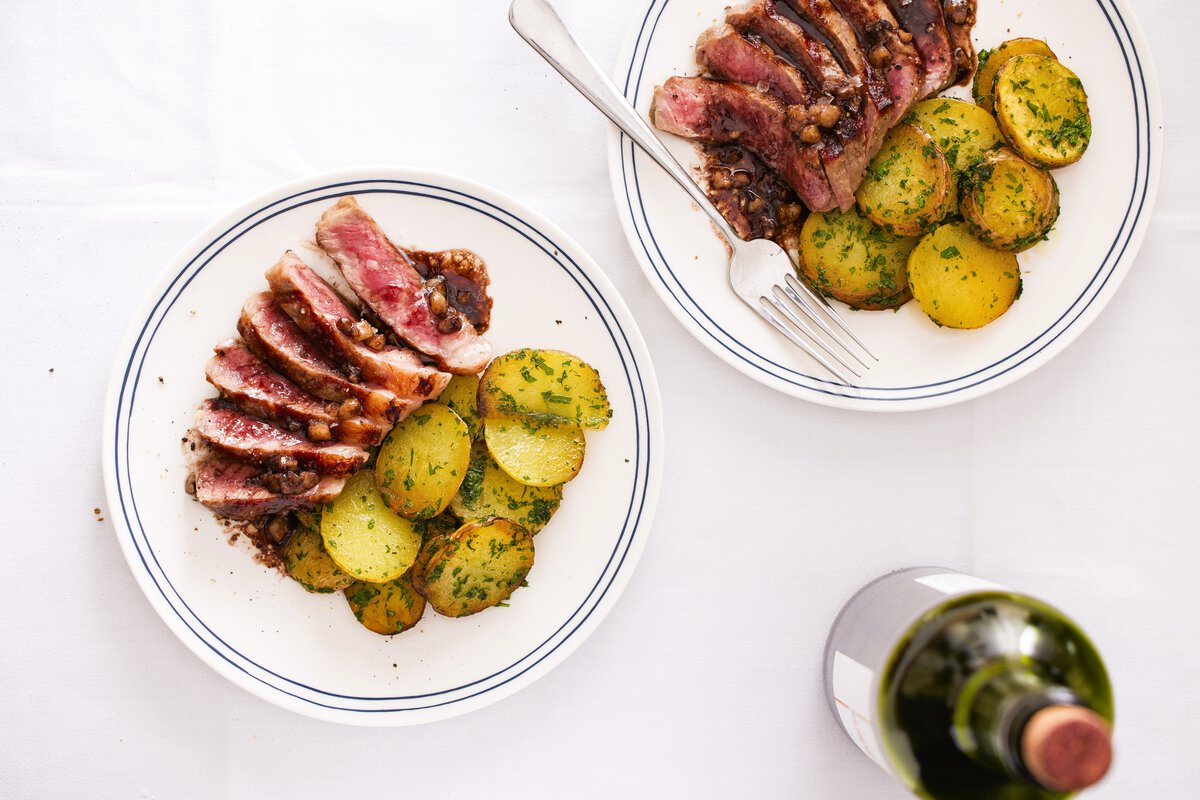 Franse steak met aardappels en klassieke saus