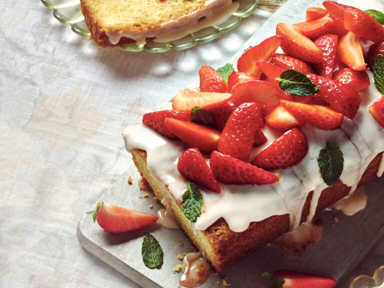Cake met aardbeien, gin en munt