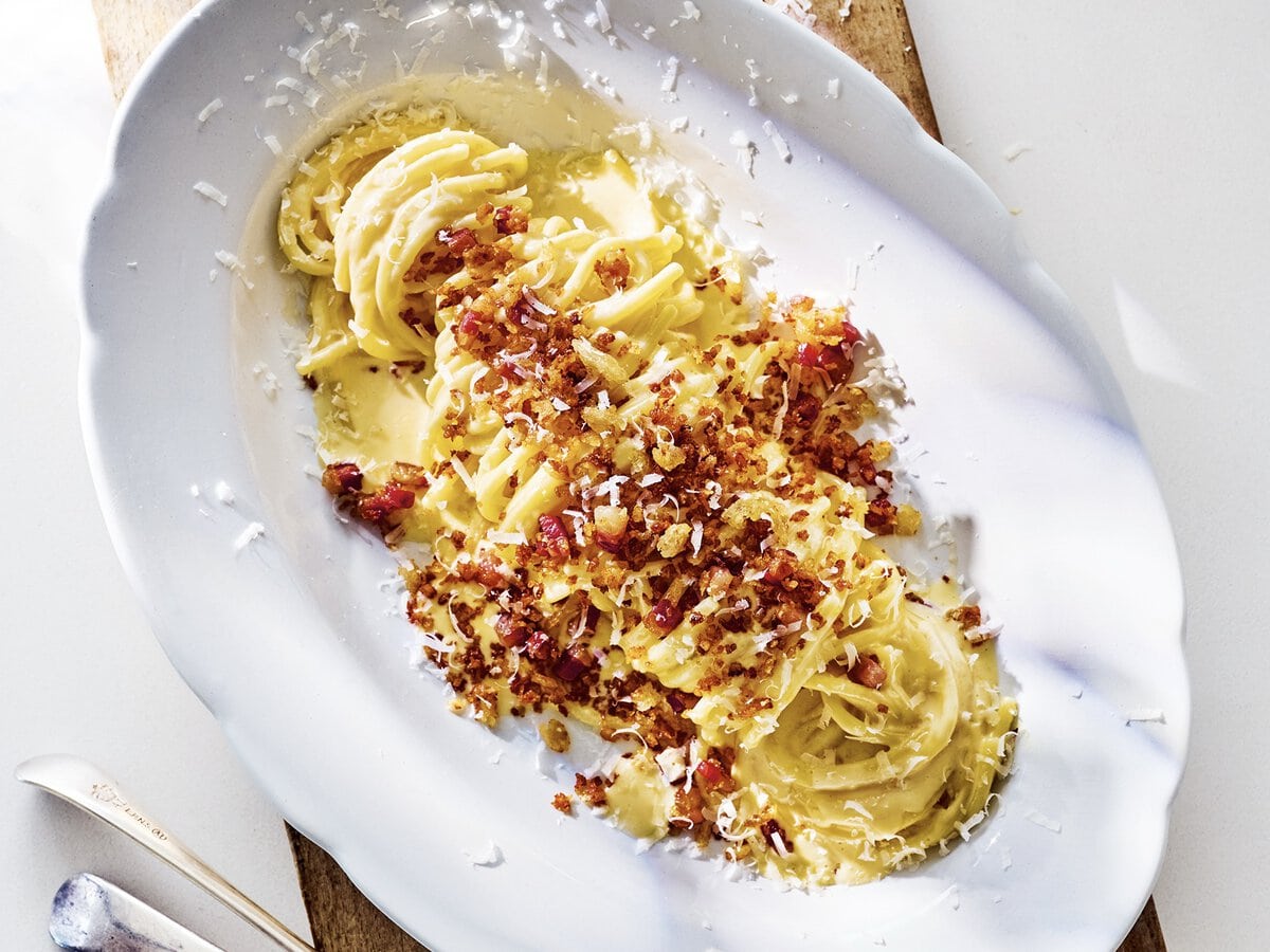 Schaaltje spaghetti carbonara met pancettakruim en geraspte parmezaan