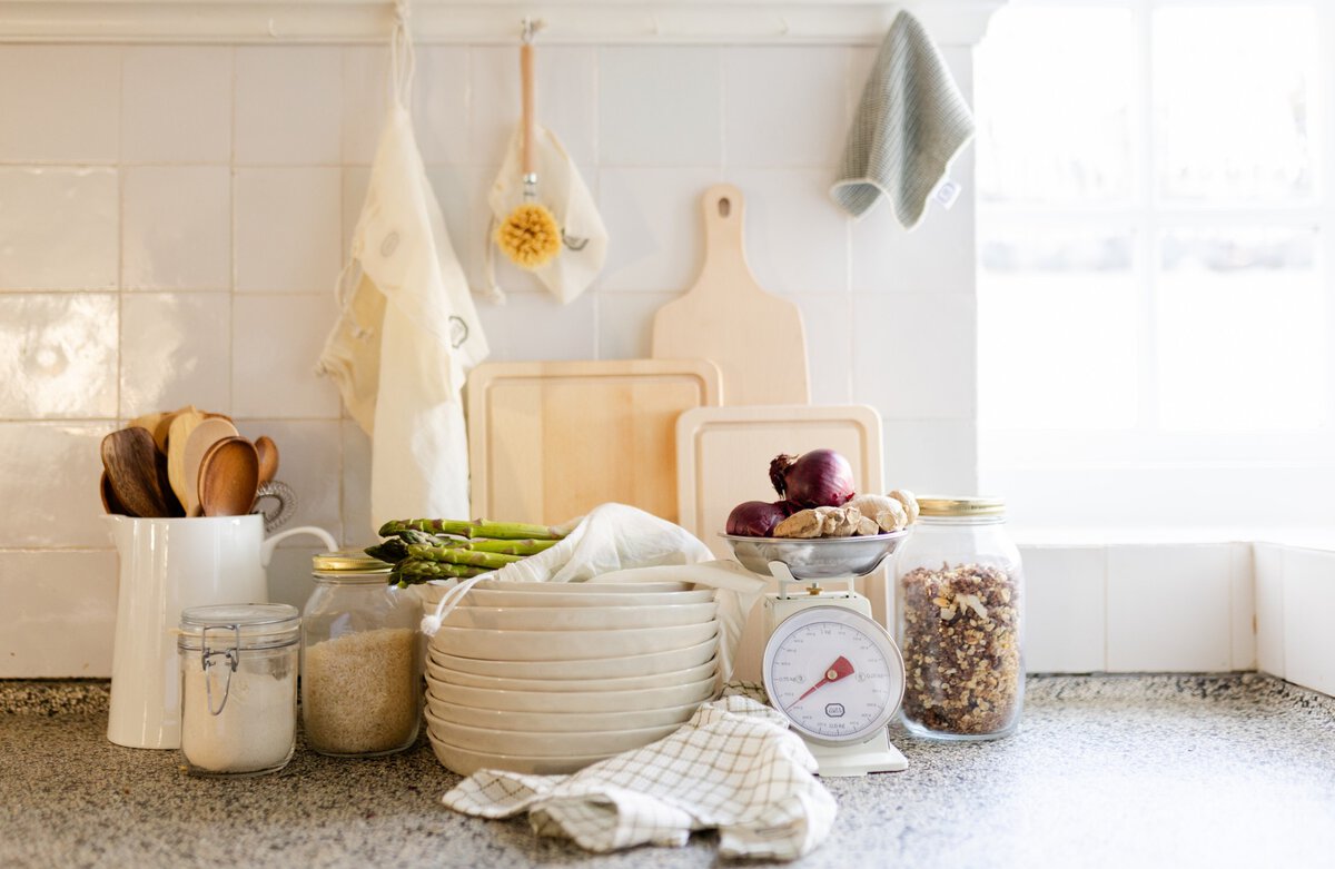 aanrecht vol met producten van dille en kamille