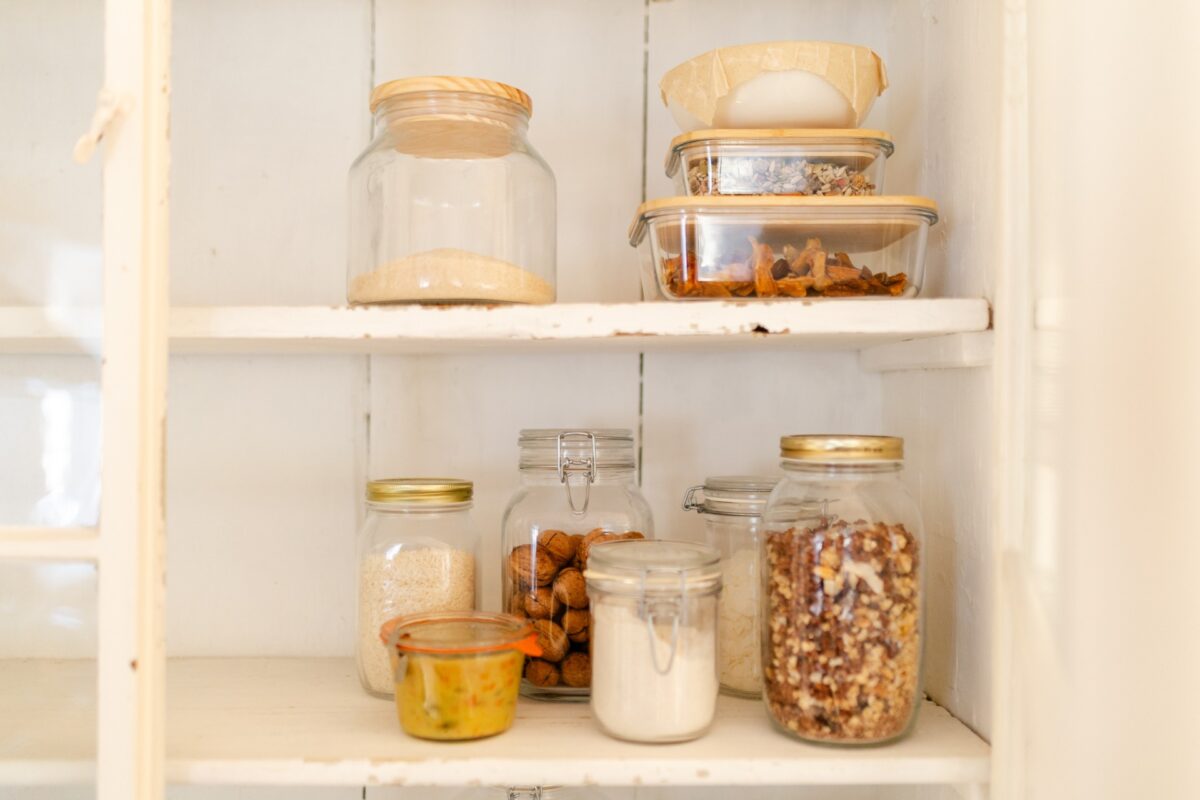 glazen potten in voorraadkast