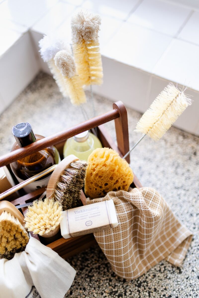 plasticvrije schoonmaakmiddelen in mandje