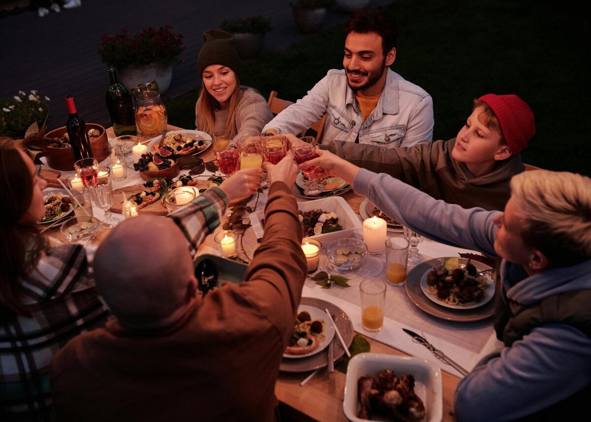Diner buiten proosten