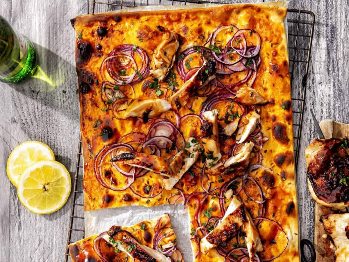 Flammkuchen met gegrilde spicy kip, rode ui en komijn