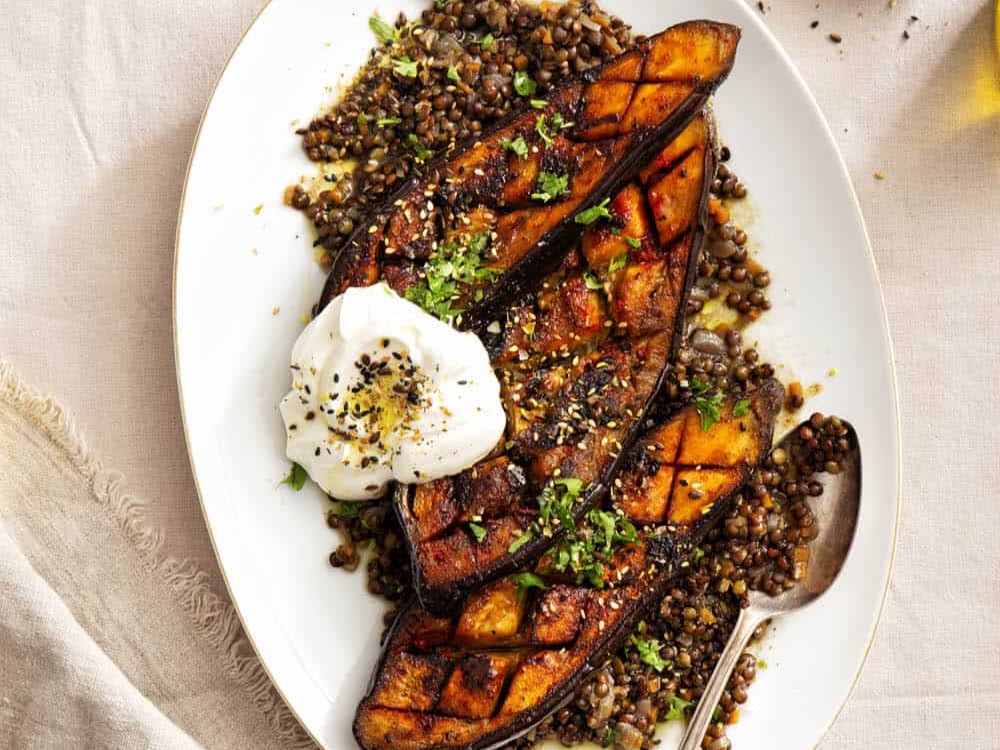 Gebakken aubergine met harissaen gestoofde linzen