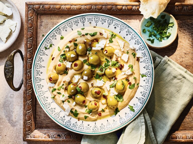 Hummus met gebakken olijven