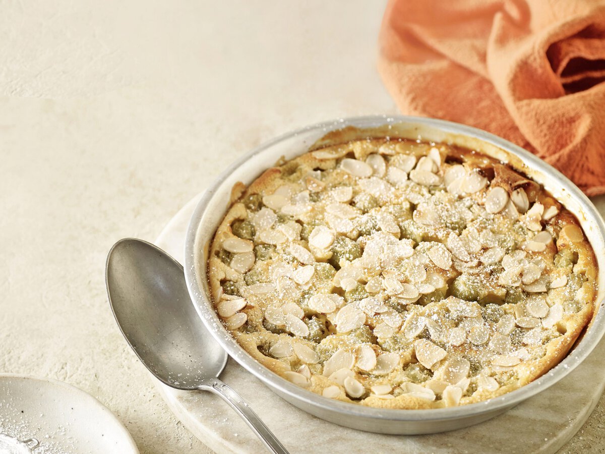 Kruisbessenclafoutis met amandelschaafsel en suiker erover